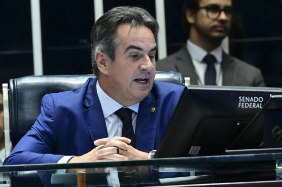 Parlamentar, que é presidente do nacional do PP, negou proximidade com banqueiro, preso na quarta-feira em nova fase da operação Compliance Zero