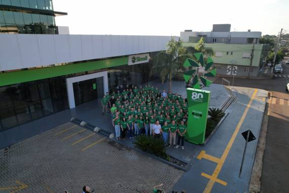 Totem instalado em frente à sede administrativa, em Três de Maio, marca contagem regressiva de 60 dias para os 80 anos da cooperativa, celebrados em 5 de maio.