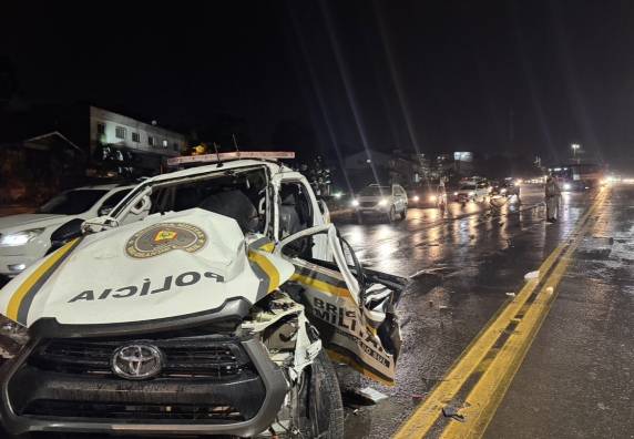 Colisão envolveu uma viatura Toyota Hilux da BM e um caminhão Ford, nas imediações da BRF