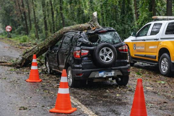 Acidente ocorreu durante forte chuva; passageira foi socorrida e encaminhada ao hospital