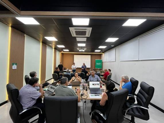 Médicos associados da Unimed Alto Uruguai participam de formação promovida pela FAHOR para explorar o uso da Inteligência Artificial na prática médica