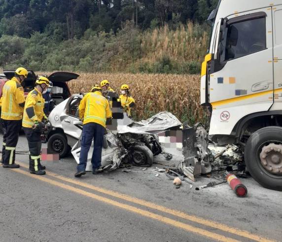 Batida entre automóvel e carreta deixa quatro mortos na BR-470 - foto 3