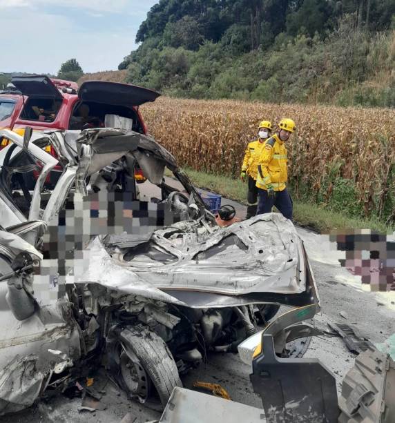 Batida entre automóvel e carreta deixa quatro mortos na BR-470 - foto 2