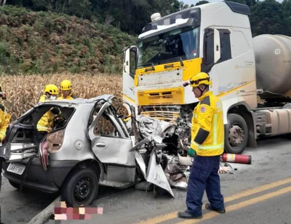 Vítimas estavam em um Fiat Palio e ficaram presas nas ferragens após colisão frontal registrada na manhã deste sábado.