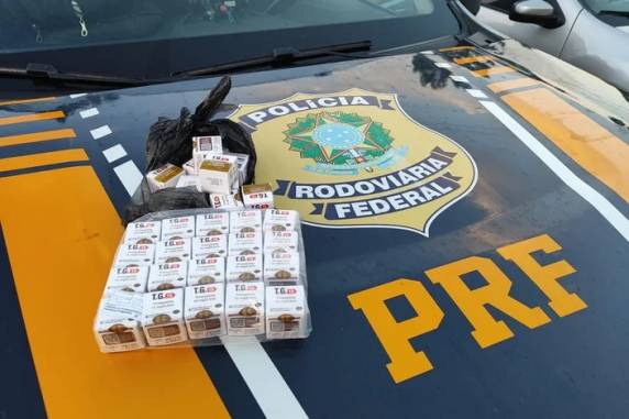 Medicamento contrabandeado do Paraguai estava escondido em compartimento oculto no banco do motorista; motorista foi preso e levado para a polícia judiciária em Santa Cruz do Sul.
