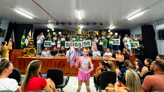 Evento reuniu alunos, familiares, autoridades e comunidade em um dia de homenagens, atividades recreativas e celebração da trajetória da instituição no município.