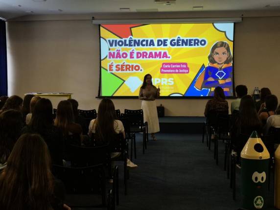 Promotora de Justiça apresenta cartilha ''Não é Drama, é Violência'' e alerta adolescentes sobre sinais de abuso, relacionamentos tóxicos e formas de buscar ajuda.