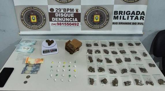 Abordagens ocorreram nos bairros Luiz Fogliato e São José; policiais apreenderam maconha, cocaína, balança de precisão e dinheiro