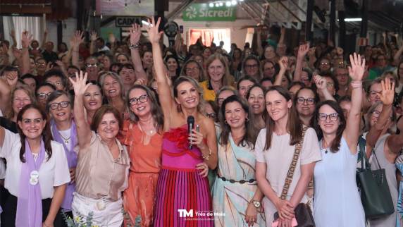 Evento integrou a programação do Mês da Mulher em Três de Maio e contou com palestra motivacional sobre autoestima, força e transformação