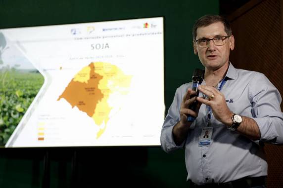 Projeção atualizada do ciclo agrícola 2025/2026 foi apresentada na Expodireto. Danos devem ser menores do que no ano passado, mas se mantêm persistentes