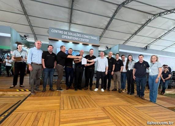 Parceria firmada durante a Expodireto Cotrijal oficializa a entrada da SLC Máquinas no Centro Regional de Treinamentos John Deere FAHOR, ampliando a estrutura de capacitação técnica e fortalecendo a formação de profissionais para o agronegócio no Brasil e na América Hispânica.