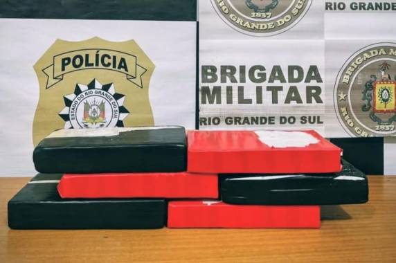 Ação integrada entre Brigada Militar e Polícia Civil ocorreu durante a Operação Cerco Fechado e resultou na apreensão de seis tijolos da droga