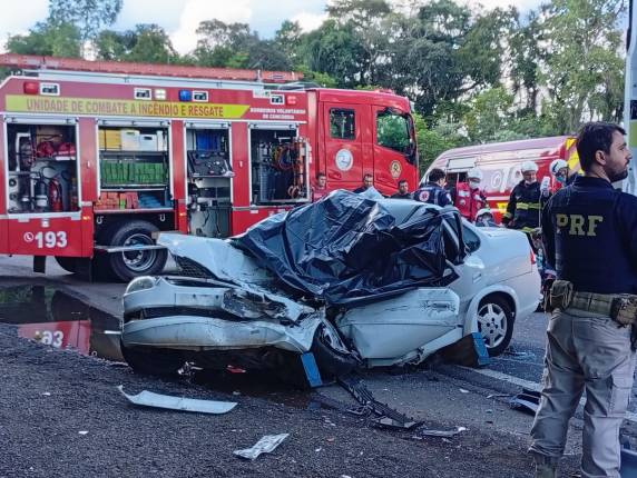 Colisão entre carreta e automóvel mobilizou equipes de resgate e exigiu trabalho de desencarceramento das vítimas