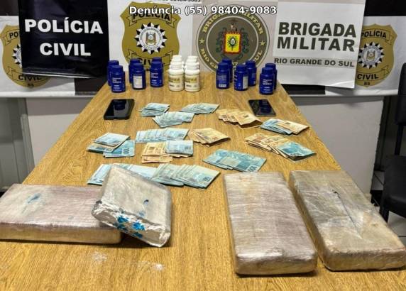 Droga, celulares e mais de R$ 12 mil em dinheiro foram apreendidos durante o cumprimento de mandados de busca em três endereços na tarde desta quarta-feira (11)