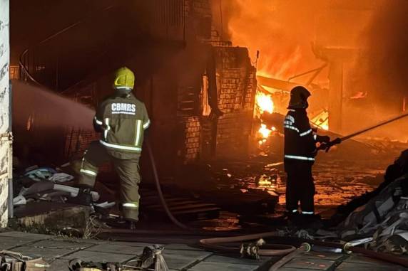 Fogo começou durante a madrugada no bairro Canudos e mobiliza equipes de bombeiros de diversas cidades da região