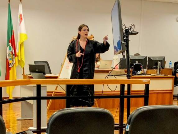 Júri realizado no Fórum de Três Passos condenou dois réus pelo assassinato de Alberi Martins da Silva, ocorrido em 2020 na ''Prainha do Cascalho'', em Tiradentes do Sul; outros dois acusados foram absolvidos, e o Ministério Público do Rio Grande do Sul anunciou que irá recorrer de parte da decisão.