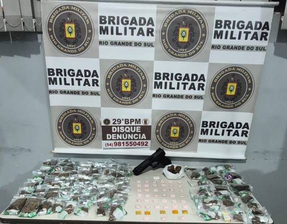 Suspeitos foram flagrados com dezenas de porções de maconha, cocaína e um simulacro de arma de fogo durante ação da Brigada Militar.