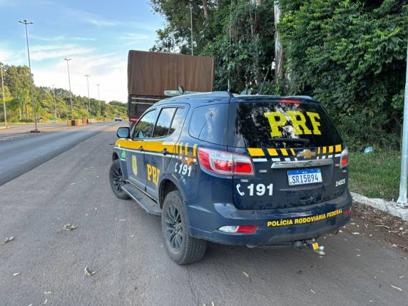 Motorista foi flagrado na BR-153, em Erechim, com 15 toneladas de excesso de peso, descumprindo período de descanso e portando comprimidos de ''rebite'' na cabine do caminhão.