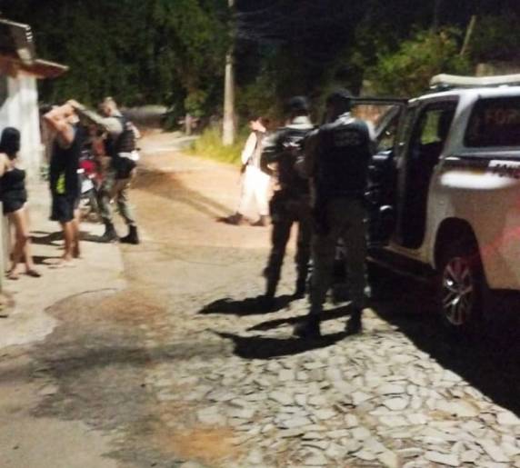 Pessoa foi baleada após discussão; vítima foi socorrida e caso será investigado pela polícia