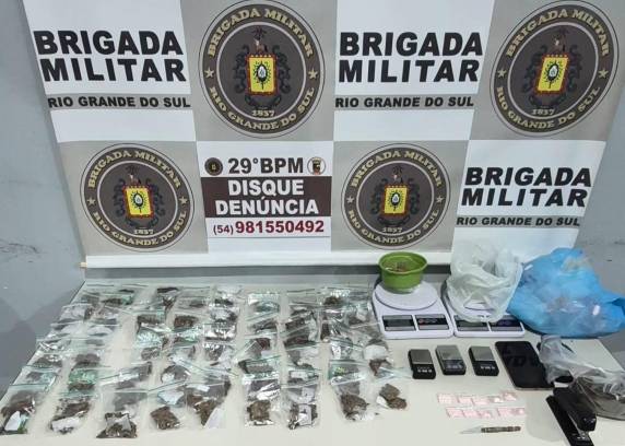 Suspeito foi abordado pela Brigada Militar dentro de um veículo com cocaína, maconha, balanças de precisão e materiais para fracionamento.