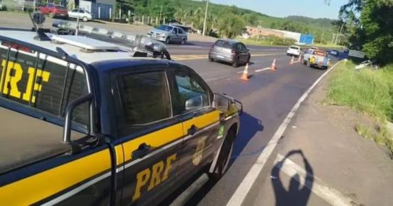 Colisão entre T-Cross e Strada ocorreu após tentativa de retorno em local proibido no km 416 da rodovia.