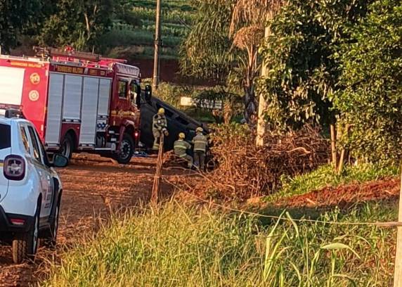 Acidente ocorreu no final da tarde de domingo (15) em uma estrada na saída para Três Vendas