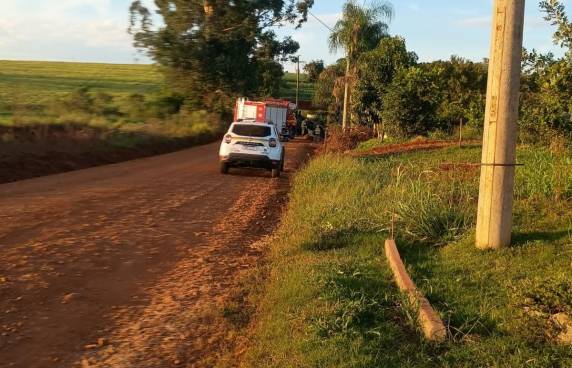 Acidente ocorreu no final da tarde de domingo (15) em uma estrada na saída para Três Vendas