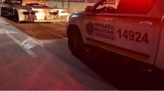 Motorista sem habilitação avançou sinal vermelho, trafegou em zigue-zague e desobedeceu ordens de parada da Brigada Militar