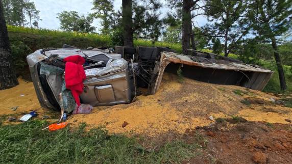 Motorista sofreu ferimentos leves e foi encaminhado ao hospital após perder o controle do veículo