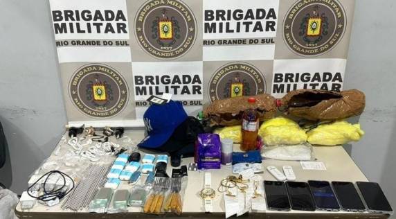 Suspeita tentou fugir, abandonou veículo em movimento e foi contida pela Brigada Militar com diversos itens apreendidos