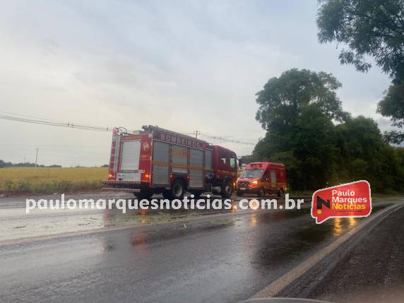 Colisão ocorreu próximo ao trevo de acesso à Lactalis; dois feridos foram socorridos pelos bombeiros