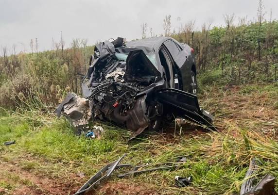 Colisão frontal entre carro e carreta deixa mulher morta e mobiliza equipes de resgate na BR-386, em Carazinho