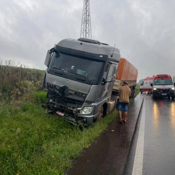 Grave acidente entre carro e carreta deixa mulher morta na BR-386 entre Carazinho e Sarandi - foto 2