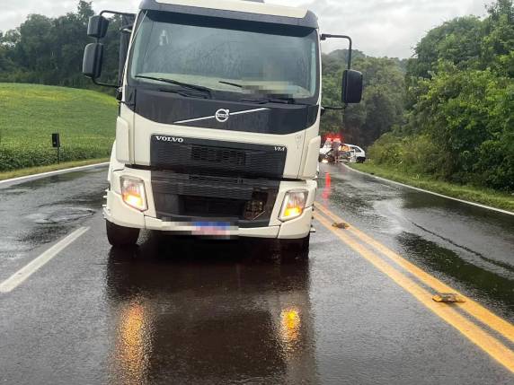 Acidente entre carro e caminhão deixa um ferido na ERS-135 em Getúlio Vargas - foto 4