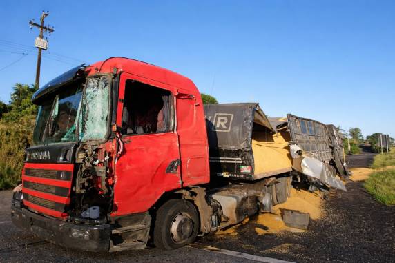 Acidente ocorreu no início da manhã desta quarta-feira (18) e envolveu duas carretas carregadas com milho