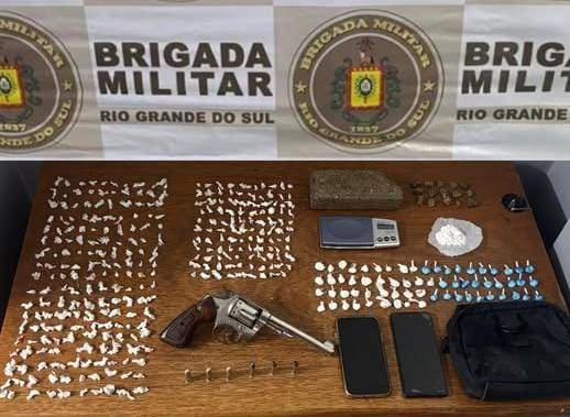 Ação ocorreu durante a Operação RENOE e resultou na apreensão de drogas, arma de fogo e outros materiais