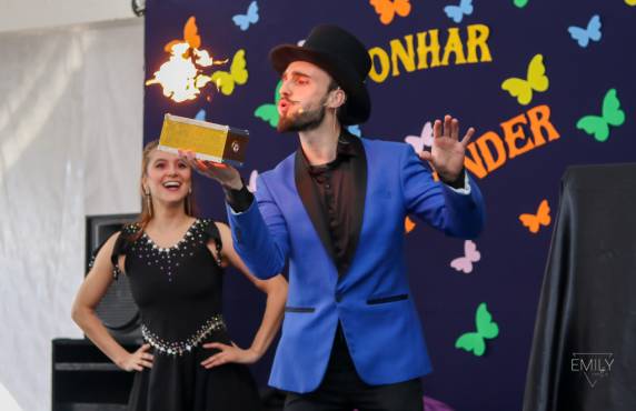 Apresentação com o mágico Mateus Di Macedo promete encantar crianças com sessões para o público e escolas