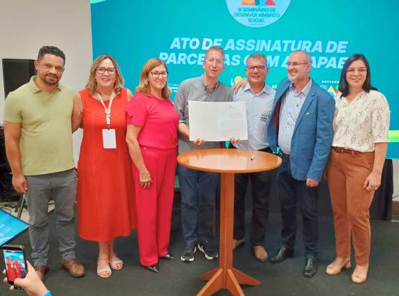 Representantes da Apae de Três de Maio participaram do ato em Restinga Sêca, que firmou parcerias para fortalecer a inclusão e ampliar os atendimentos às pessoas com deficiência em diversas Apaes do Estado.