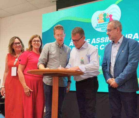 Representantes da Apae de Três de Maio participaram do ato em Restinga Sêca, que firmou parcerias para fortalecer a inclusão e ampliar os atendimentos às pessoas com deficiência em diversas Apaes do Estado.