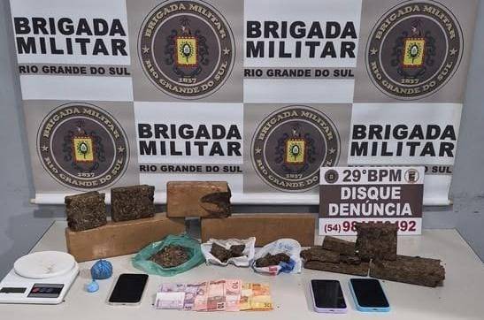 Suspeitos foram detidos após tentativa de fuga; mais de 4 kg de maconha, cocaína, dinheiro e balança de precisão foram apreendidos