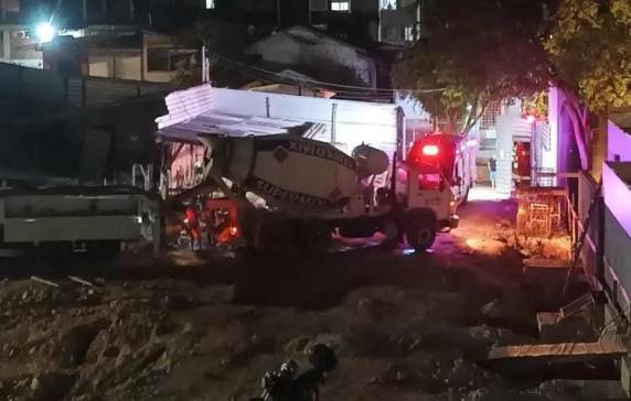 Acidente ocorreu durante concretagem em obra no centro de Passo Fundo; trabalhador chegou a ficar parcialmente soterrado em concreto fresco, mas foi socorrido por colegas e encaminhado ao hospital com estado de saúde estável.