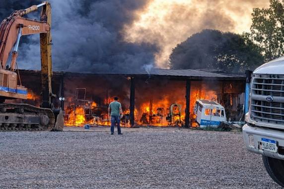 Fogo de grandes proporções mobiliza bombeiros, deixa feridos leves e causa prejuízos elevados