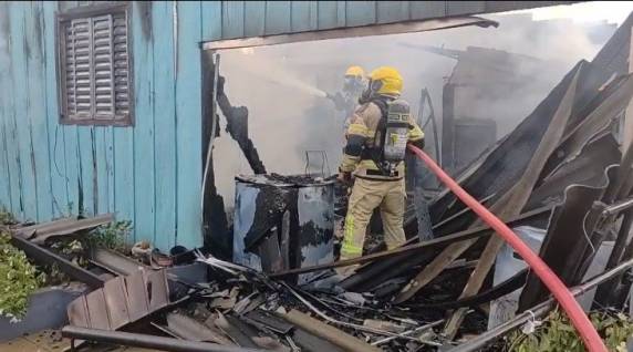 Três casas são destruídas, suspeitos não são localizados e caso será investigado