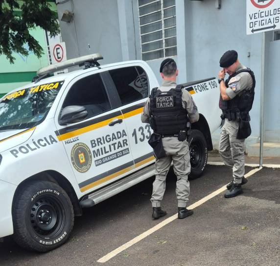 Caso ocorreu no final da manhã desta segunda-feira (23), no bairro São Geraldo; Brigada Militar apreendeu um revólver calibre .22 e um canivete com dois menores de idade