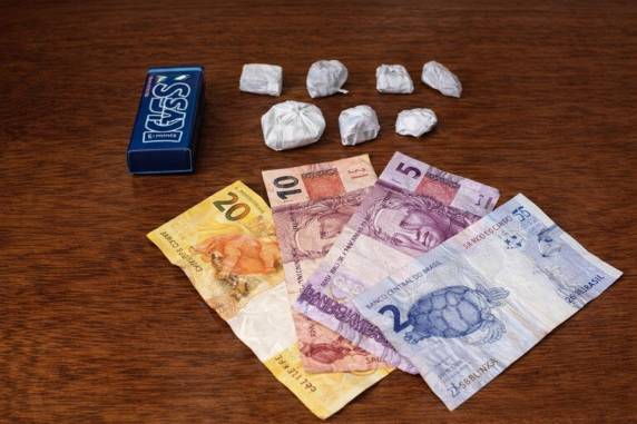Ação do 44º BPM resultou na apreensão de porções de maconha e dinheiro na tarde desta quinta-feira (26)
