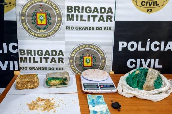 Ação da Brigada Militar e Polícia Civil apreendeu cerca de 590 gramas de crack, além de balança de precisão, dinheiro e veículo