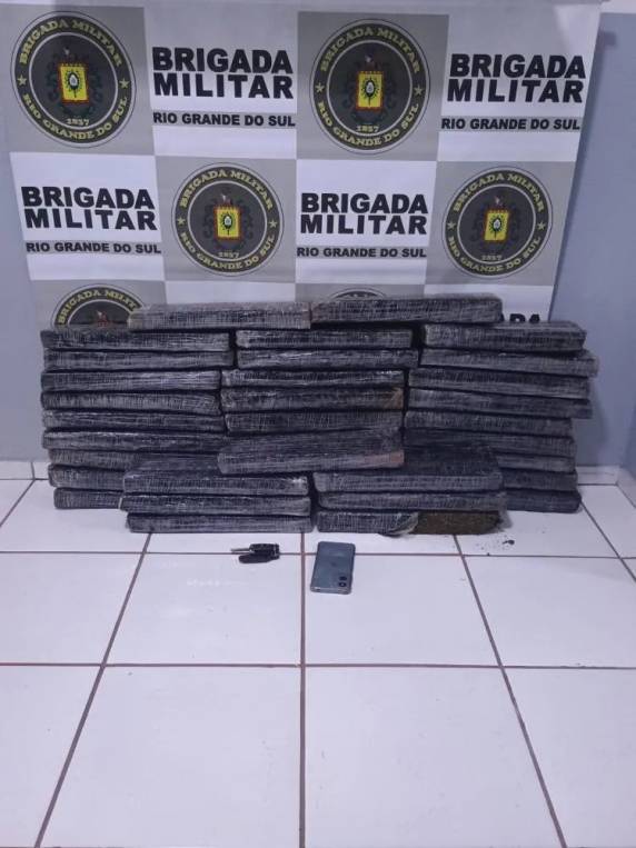 Casal abandona veículo com drogas, tenta fugir, mas é localizado e preso; prejuízo ao crime supera R$ 526 mil