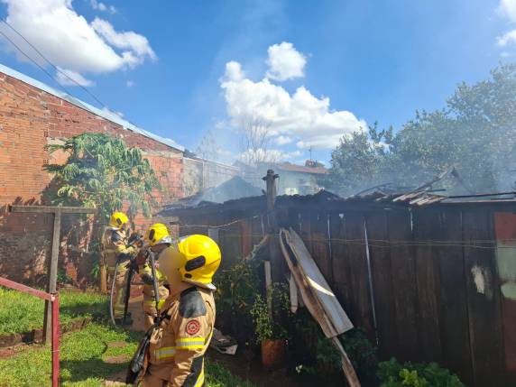 Fogo teria iniciado em máquina de lavar; Corpo de Bombeiros controlou as chamas