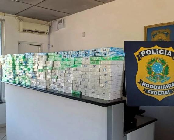 Carga com 475 iPhones e outros eletrônicos foi interceptada em Araquari; motorista foi levado à Polícia Federal