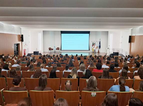 Palestra reuniu especialistas e comunidade para debater desafios na educação de alunos com autismo em Três de Maio